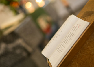 Buch auf Lesepult